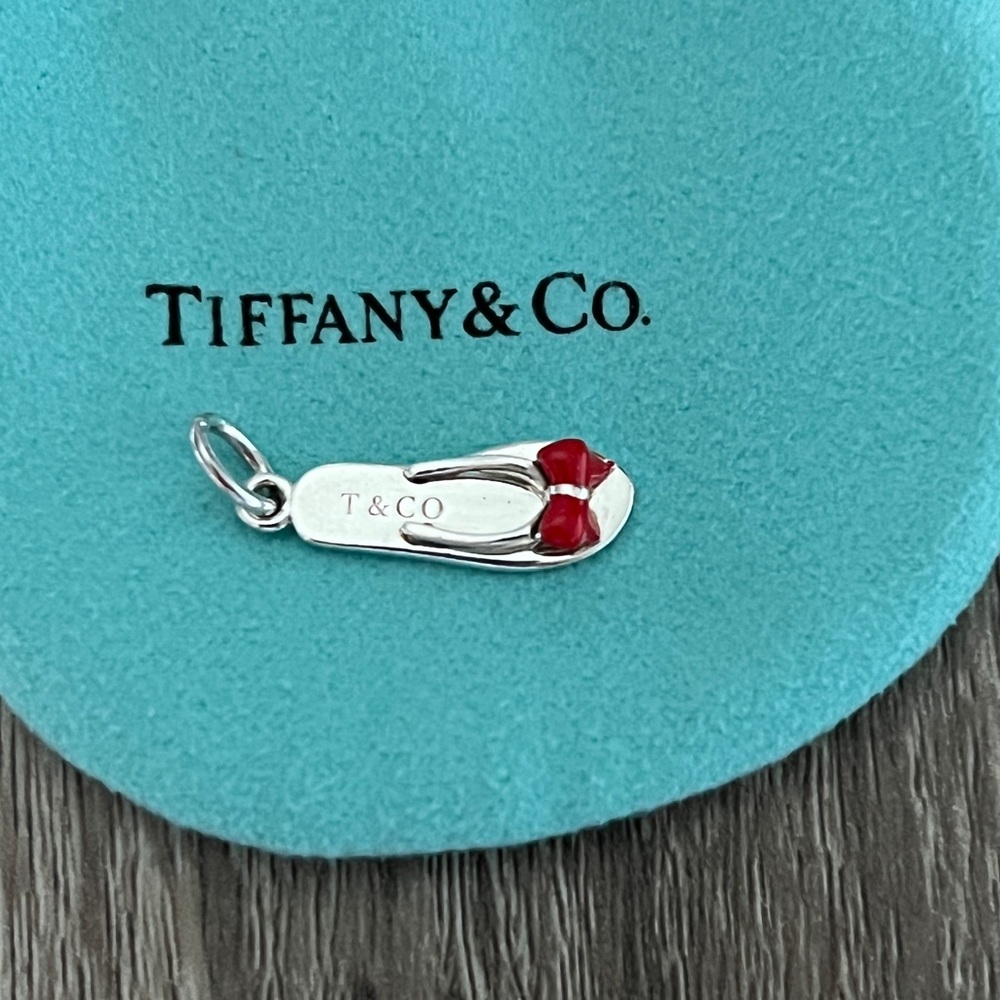 Slippers charm with red enamel bow‎